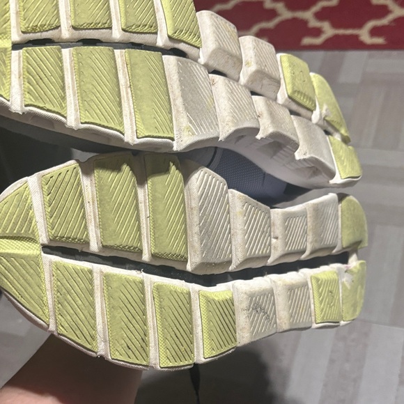 On Running woman’s Athletic Shoes in Gray and White - Picture 5 of 7